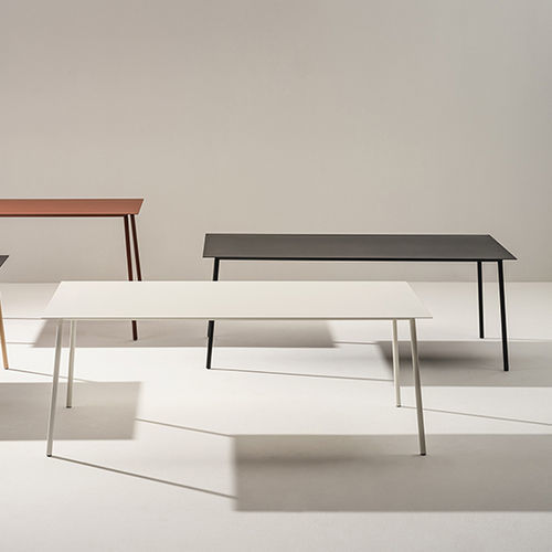 Table contemporaine - ONEMM - Arper - en tôle d'acier / avec piètement en métal / avec piètement en chêne