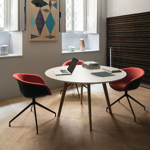 Table à manger contemporaine - GHER  - Arper - en MDF / avec piètement en chêne / ronde