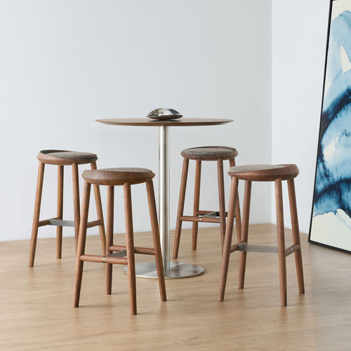 Tabouret de bar contemporain - LARGO - BERNHARD design - en cuir / en tissu / avec piètement en bois massif