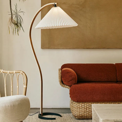 Lampe sur pied - TIMBERLINE  - GUBI - en fer / en chêne / en bouleau
