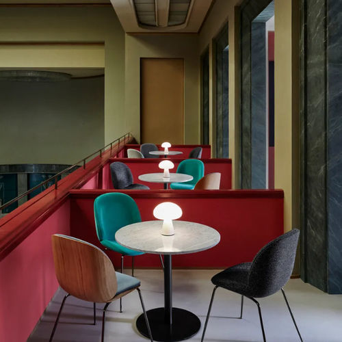 Table contemporaine - 1.0 - GUBI - en chêne / avec piètement en marbre / circulaire