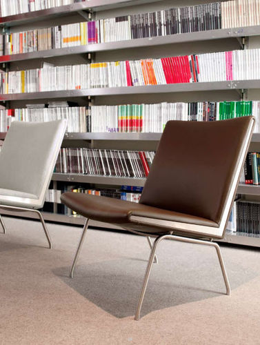 Chauffeuse contemporaine - CH401 - Carl Hansen & Son - en cuir / par Hans J. Wegner