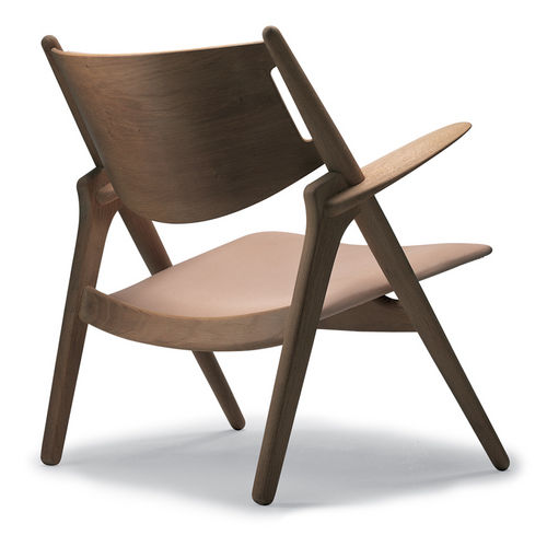 Fauteuil contemporain - CH28 - Carl Hansen & Son - en cuir / par Hans J. Wegner