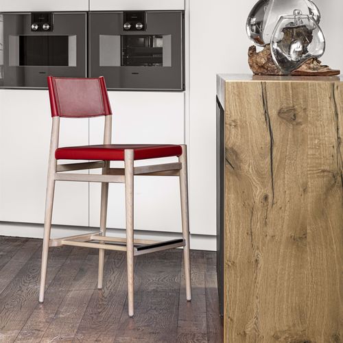 Chaise de bar design scandinave - LEDERMANN - ENRICO PELLIZZONI - d'intérieur / en cuir / avec piètement en frêne