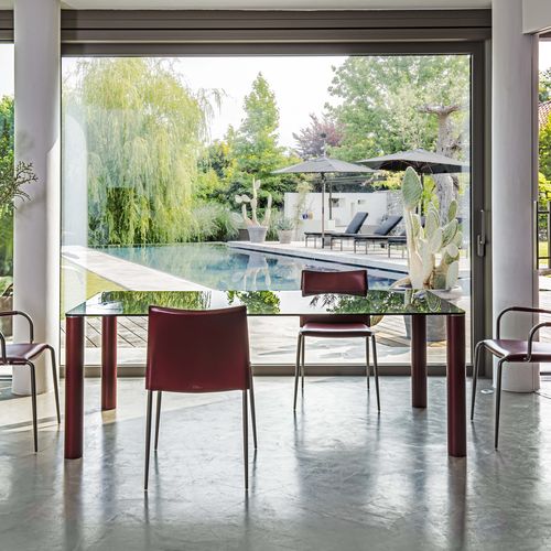 Table contemporaine - FAGUS - ENRICO PELLIZZONI - en cristal / avec piètement en acier / avec piètement en cuir
