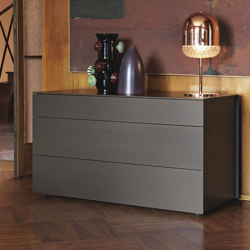 Commode contemporaine - JUTA - Flou - en bois laqué / rectangulaire / 3 tiroirs