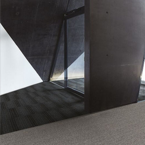 Moquette en dalles - BARRICADE ONE - Interface - tuftée / poil coupé / en polyamide