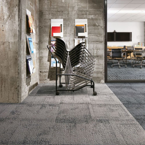 Moquette en dalles - FLAGSTONE  - Interface - tuftée / bouclée / structurée