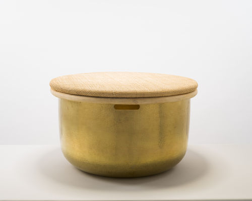 Table d'appoint contemporaine - TABLA - karen chekerdjian - en laiton / ronde / avec rangement