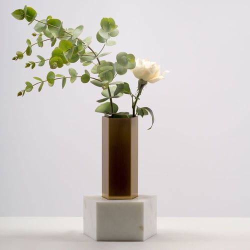 Vase contemporain - FOUNDATION III - karen chekerdjian - en laiton / en marbre