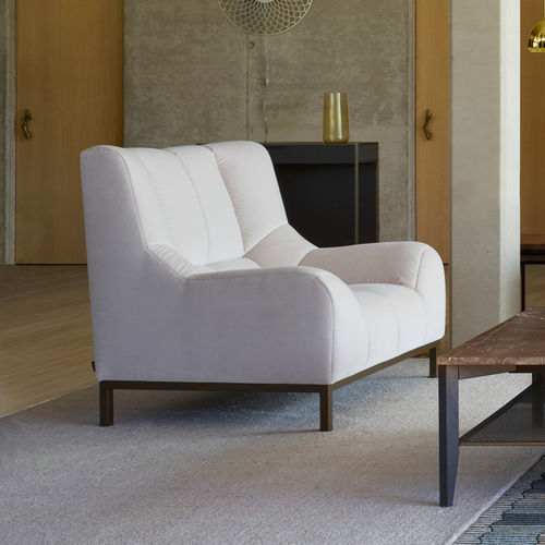 Fauteuil contemporain - PHILEAS - Ligne Roset - en cuir / en mousse de polyuréthane / en tissu