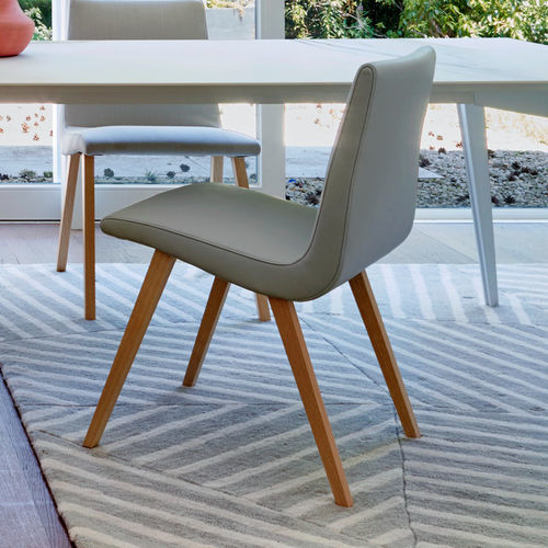 Chaise design original - TV - Ligne Roset - d'intérieur / en cuir / en tissu