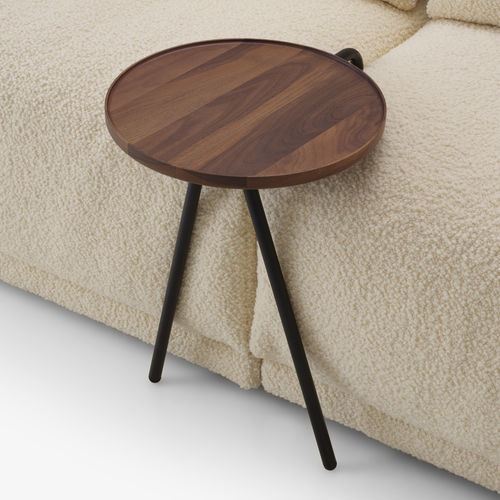 Table d'appoint contemporaine - FRÀ - Ligne Roset - en noyer américain / avec piètement en acier laqué / ronde