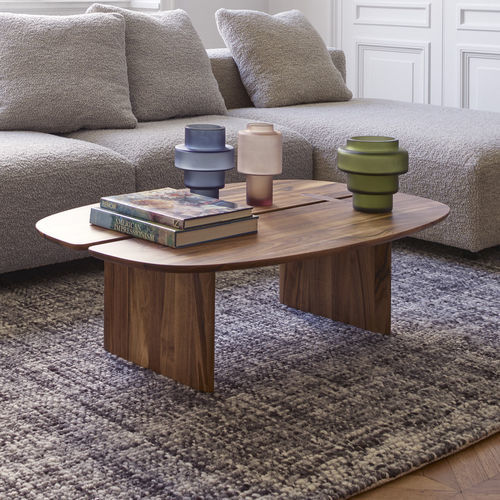 Table basse design original - INTERVALLE - Ligne Roset - en bois massif / avec piètement en bois massif / ovale