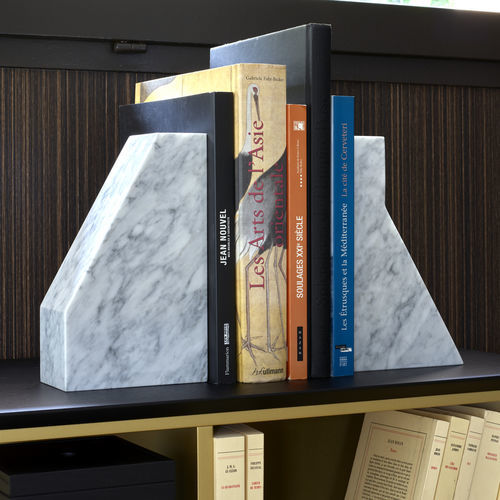 Serre-livre en marbre de Carrare - LITHOS - Ligne Roset