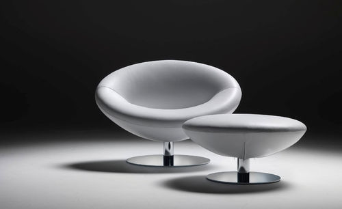 Fauteuil contemporain - DOUBLE LIFE - Meritalia - en cuir / piètement central / pivotant