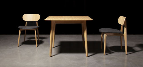Chaise de salle à manger contemporaine - PLC - Modus - en bois / tapissée / professionnelle