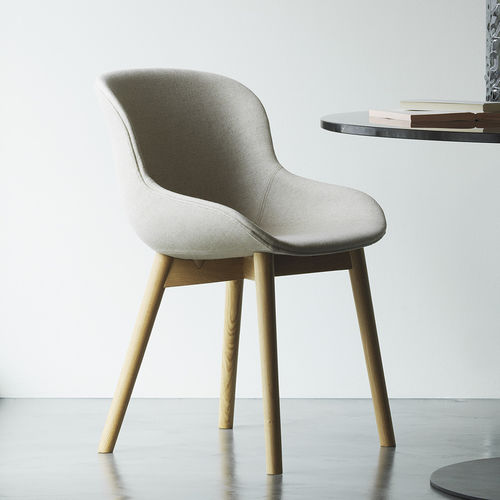 Chaise contemporaine - HYG - Normann Copenhagen - d'intérieur / en polypropylène / avec piètement en chêne