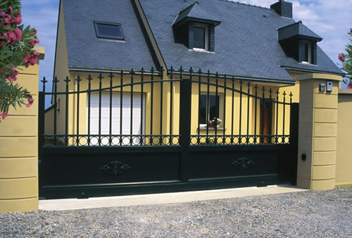 Portail coulissant - TRADITION : LIPARIS - Horizal - en aluminium / à barreaudage / motorisé