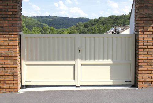 Portail battant - CONTEMPORAIN : DESIRADE - Horizal - en aluminium / à barreaudage / motorisé