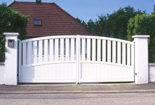 Portail battant - CONTEMPORAIN : MERIGI  - Horizal - en aluminium / à barreaudage / motorisé