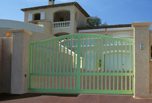 Portail coulissant - CONTEMPORAIN : COMORES  - Horizal - en aluminium / à barreaudage / motorisé