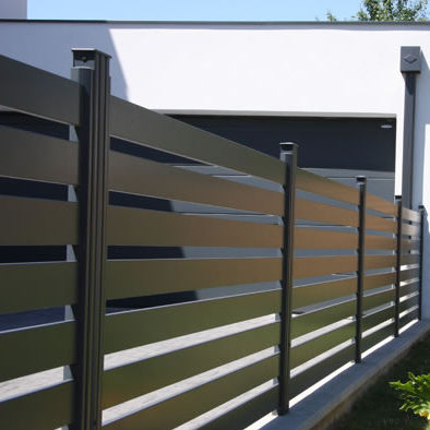 Clôture à lames - CONTEMPORAIN : VARGO - Horizal - de jardin / en aluminium / contemporaine