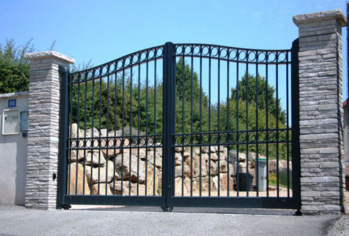Portail battant - TRADITION : DIOTIS  - Horizal - en aluminium / à barreaudage / motorisé