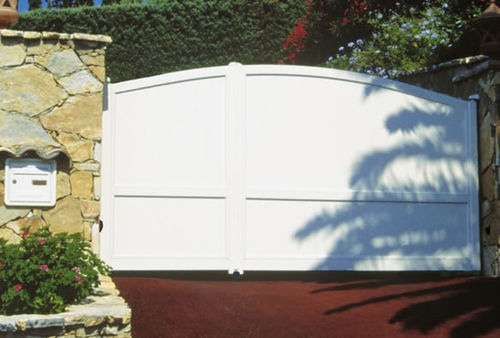 Portail battant - CONTEMPORAIN : KITNOS - Horizal - en aluminium / à lames / motorisé