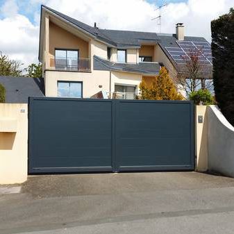 Portail battant - CONTEMPORAIN : MAHE - Horizal - coulissant / en aluminium / à lames