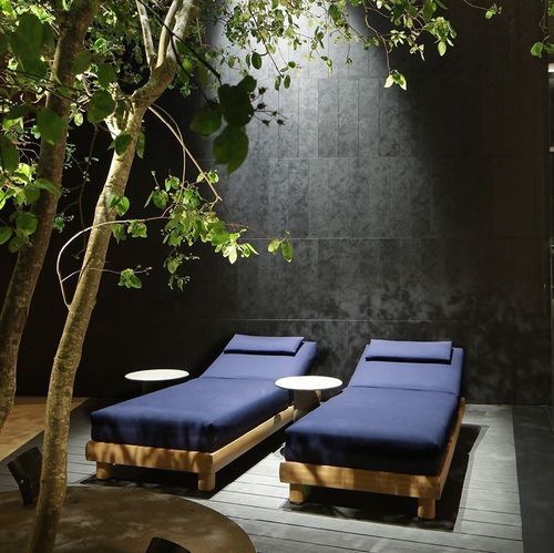 Chaise longue contemporaine - KETCH - Poliform - en tissu / en iroko / dossier ajustable
