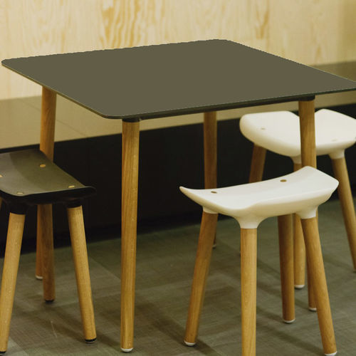 Table classique - PILOT LOW - SDC_lab - en HPL / avec piètement en bois / ronde