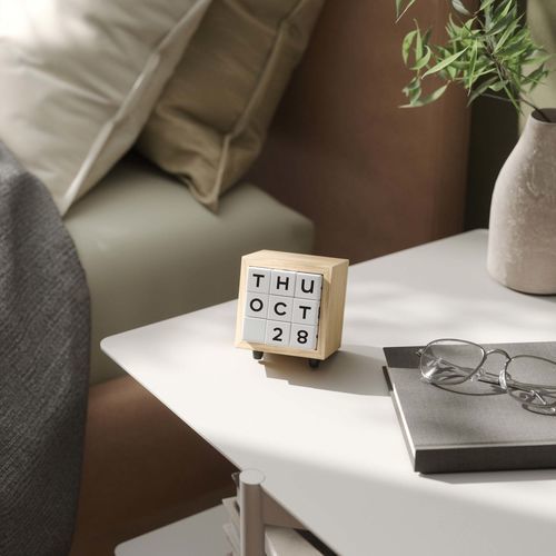 Sculpture en bois - PLAY DATE CALENDAR - Umbra - à poser / professionnelle / blanche