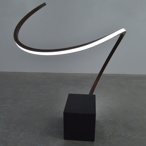 Lampe sur pied - HOXY - KISSA LAMPS - en aluminium extrudé / en stratifié / design original