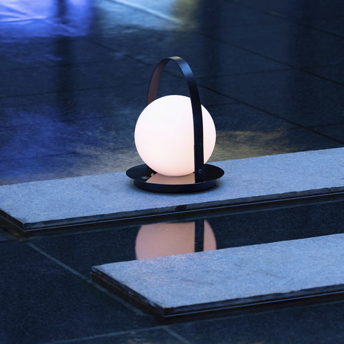 Lampe de table - BOLA - Pablo Designs - en laiton / en chrome / en cuir
