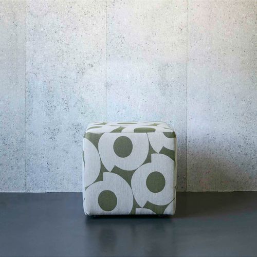 Pouf contemporain - Square - Evolution 21 - Karine Bonjean bv - en tissu / en bois / carré