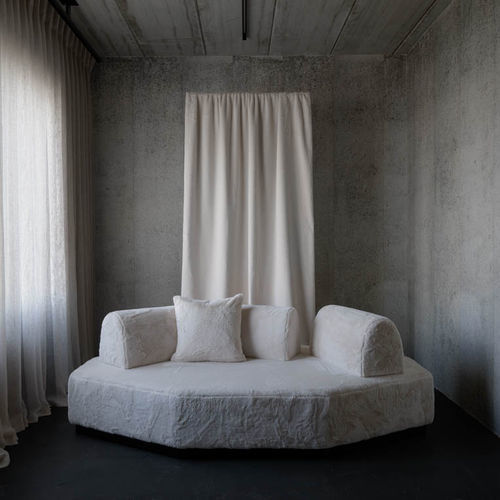 Canapé contemporain - So Lucky - Evolution 21 - Karine Bonjean bv - en tissu / avec coussin amovible / blanc