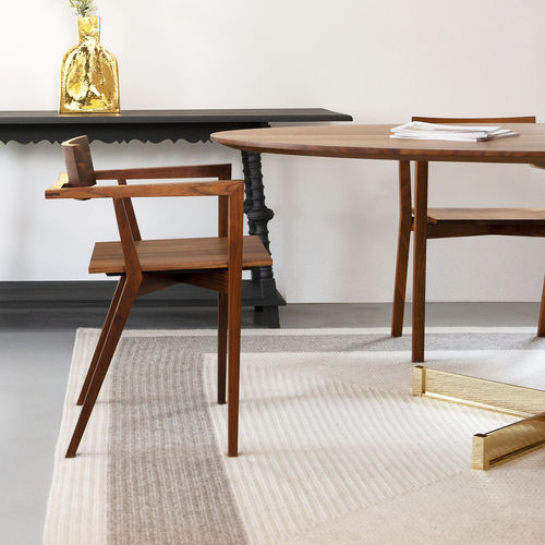 Chaise contemporaine - CORSIA - LANDO - d'intérieur / en noyer / avec piètement en bois massif