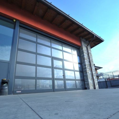 Porte industrielle sectionnelle - SECTIONAL GLASS - Moreschi Chiusure Industriali S.r.l. - en aluminium / en acier / en acier galvanisé
