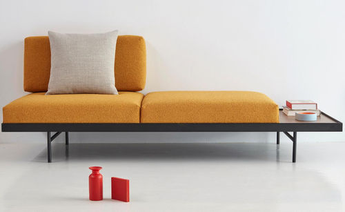 Lit de jour contemporain - Puri  - INNOVATION LIVING - en tissu / en acier / avec piètement en noyer
