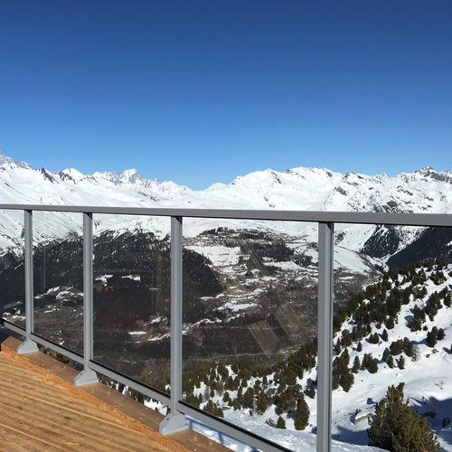 Garde-corps en aluminium - KONTOUR - Majuskule - à panneaux en verre / d'extérieur / pour balcon