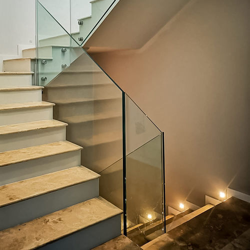 Garde-corps en aluminium - Single-Point  - Transparent Design SRL - en verre / à panneaux en verre / d'intérieur