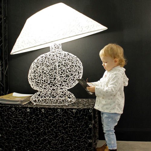 Lampe de table - SKEWLAMP - ARTBUZ creative workshop - en acier / en acier à revêtement par poudre / en tissu