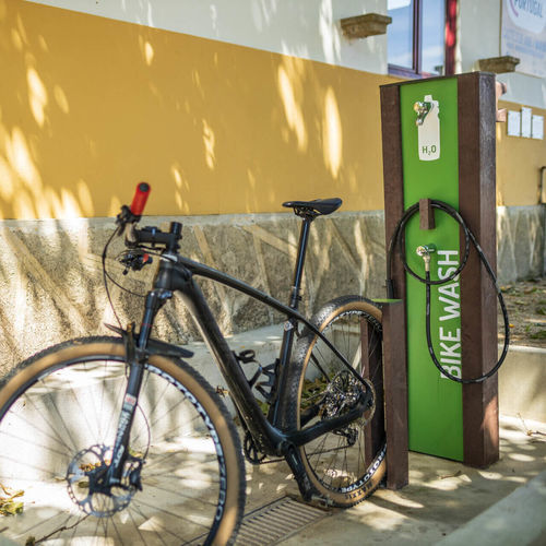Station de réparation de vélos en acier galvanisé - BIKE STATION LOW TECH - Floema - en plastique / en composite / avec kit d'outils