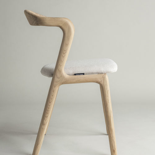 Chaise contemporaine - Otto - Pommier Furniture - d'intérieur / en tissu / avec piètement en chêne