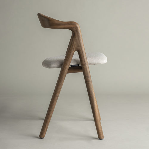 Chaise contemporaine - Garibaldi  - Pommier Furniture - d'intérieur / en tissu / avec piètement en chêne