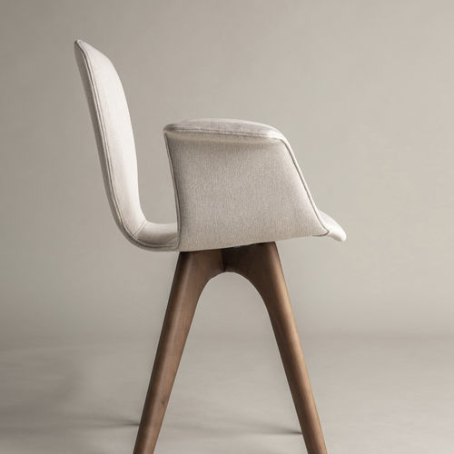 Chaise design scandinave - Tea  - Pommier Furniture - d'intérieur / en tissu / avec piètement en bois massif