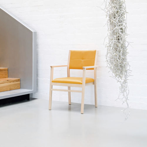 Chaise contemporaine - JESS - Seniorcare - d'intérieur / en tissu / avec piètement en hêtre