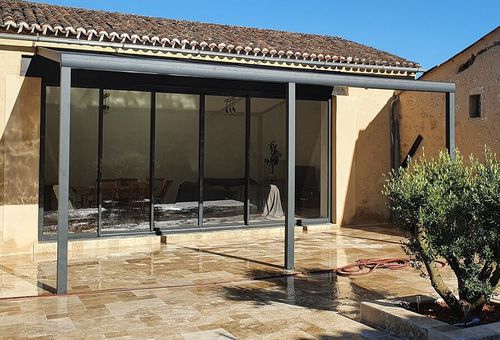 Pergola adossée - USINE-ONLINE - en aluminium extrudé / toit en panneau sandwich / avec un toit en pente