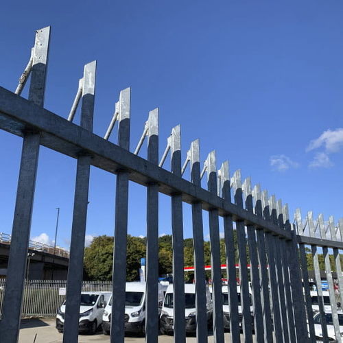 Clôture en treillis soudé - BARBICAN® BARBED TOP - Jacksons Fencing - résidentielle / professionnelle / industrielle